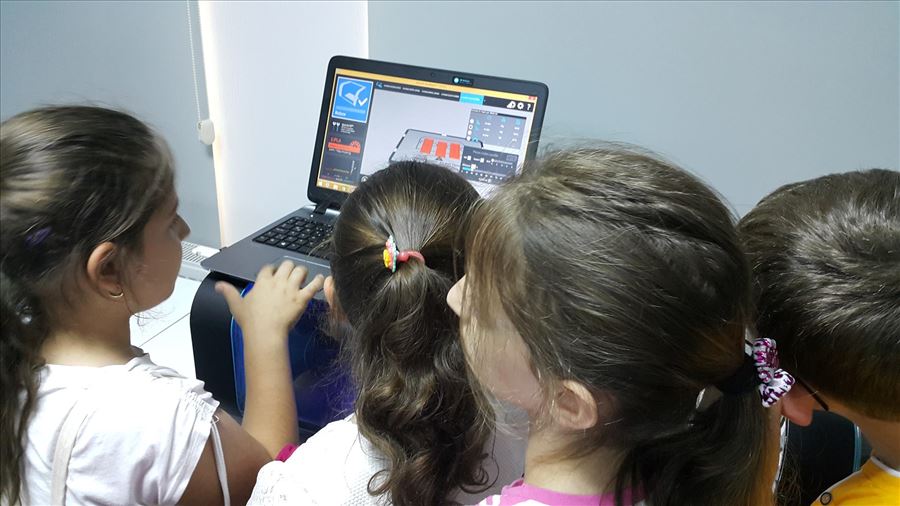 Fatih Sultan Mehmet Bilge Evi Öğrencileri 3D Yazıcı ve Tasarım Merkezinde